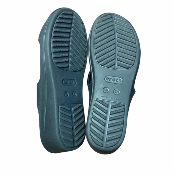 CROCS Sanrah Sandals Women’s Black Hammered Silver Circle Wedge Size 11 - Picture 3 of 3